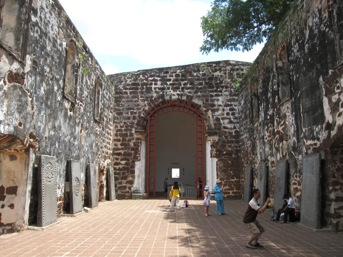 Bahagian dalam runtuhan Gereja St. Paul di Melaka